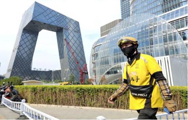 6月23日，一名外卖骑手在北京街头行走。当日，北京市气象台发布高温红色预警。新华社记者李木子摄