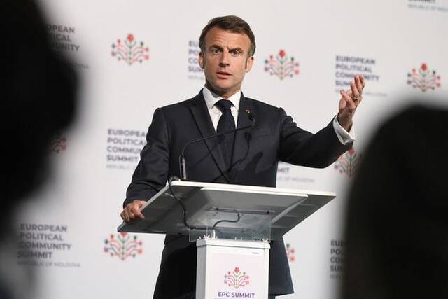 6月1日，在摩尔多瓦布尔博阿克，法国总统马克龙在第二届欧洲政治共同体领导人会议后参加新闻发布会。新华社记者连漪摄