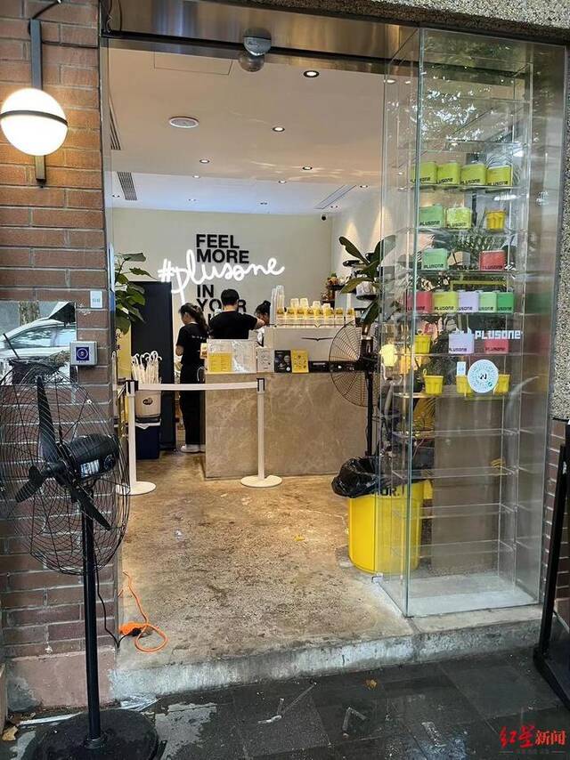 ↑咖啡店内没有什么顾客