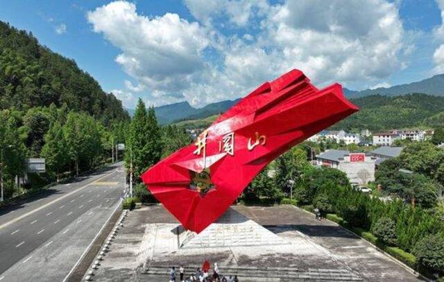  6月28日拍摄的“井冈红旗”雕塑（无人机照片）。新华社记者万象摄