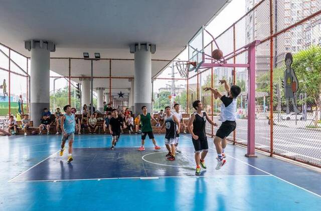 图为年轻人在成都市府青路立交下的运动空间打篮球。杜宁摄