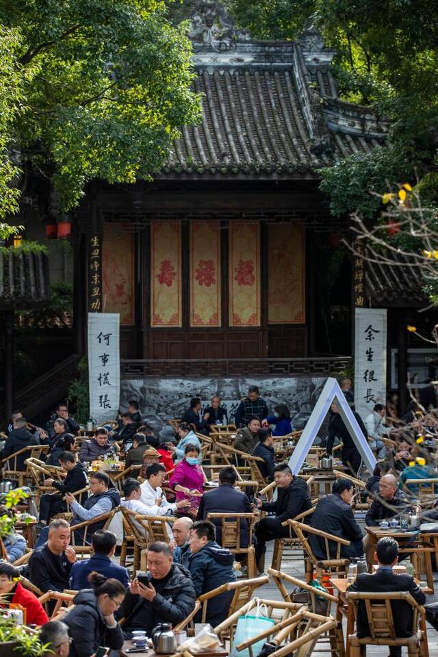 图为成都铁像寺水街的陈锦茶铺前，人们正在喝茶休闲。新华社记者沈伯韩摄
