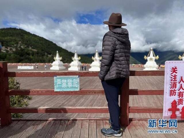 来自玻利维亚的“Z世代”青年代表克里斯眺望梅里雪山。新华网朱梦娜摄