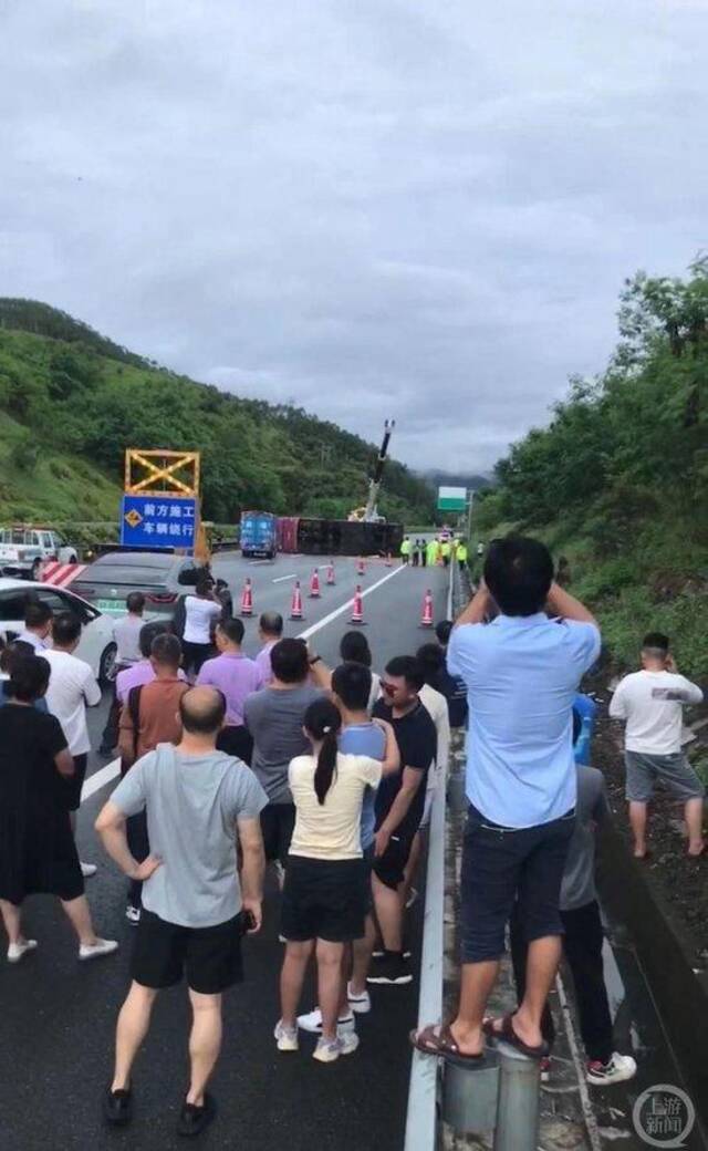 广东汕湛高速双层大巴侧翻有人员受伤被困，事故疑因天雨路滑连环车祸引发