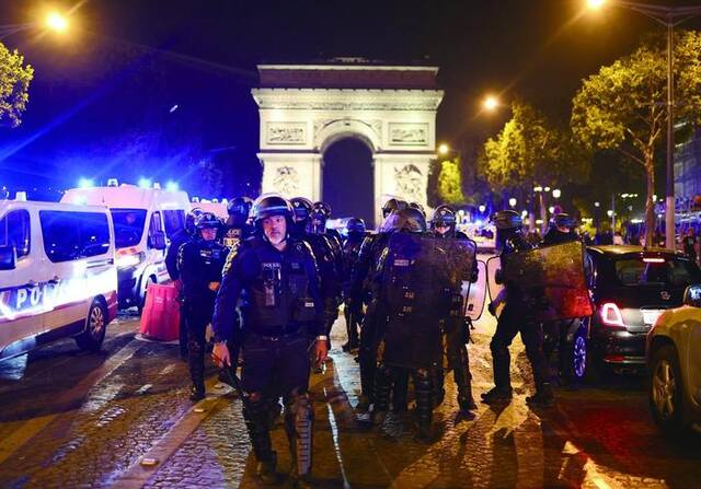 汽车被烧、商店被砸、收款机被盗……在法华人讲述“骚乱中的巴黎”