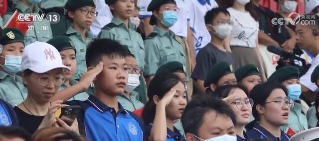 驻香港部队举办青少年专场军营开放活动