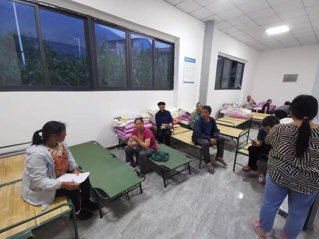 7月2日，四川省雅安市宝兴县五龙乡正对临时避险转移的群众进行安置。（四川省应急管理厅供图）