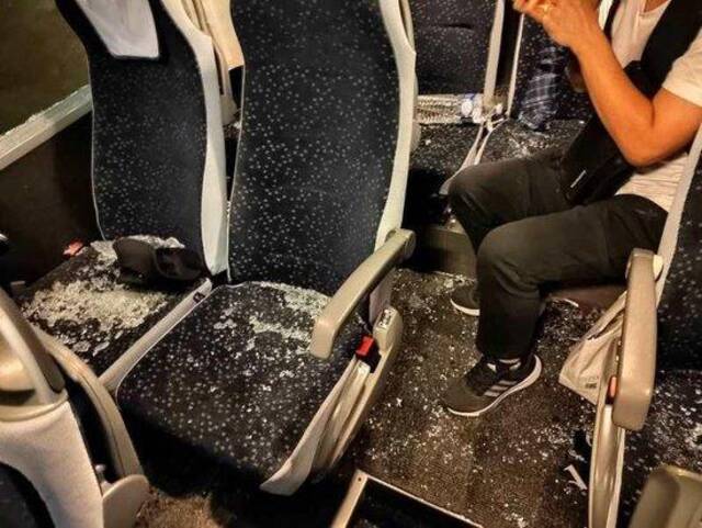 乘客脚下全是碎玻璃。