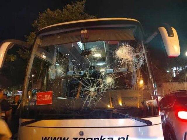 大巴车挡风玻璃被砸裂。