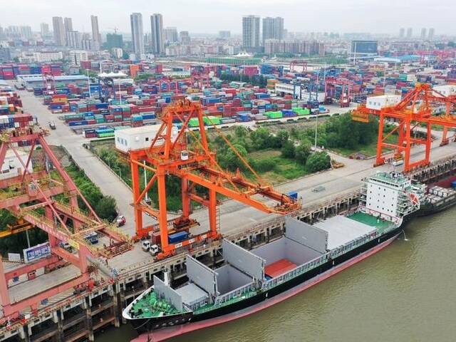 “华航汉亚2号”货轮停靠在武汉新港阳逻集装箱码头进行装箱作业（2020年5月9日摄，无人机照片）。新华社发（赵军摄）
