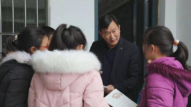 在湖南省常宁市塔山瑶族乡中心小学，盘玖仁和学生们在一起（2021年11月25日摄）。新华社发（尹明摄）
