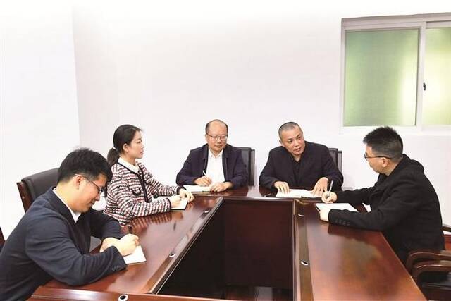 图为桂林市纪委监委第十一审查调查室工作人员围绕曾贵良案有关问题进行讨论。夏捷摄
