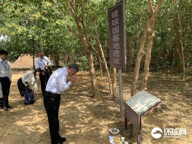 冲绳知事在北京通州祭拜琉球国墓地，专家：体现日本各界改善中日关系期望