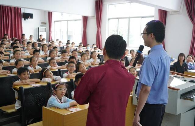 图片新闻丨民法典宣传相声进校园