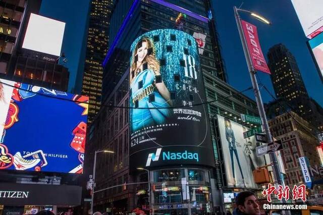 资料图：纽约时代广场大屏幕播放有关李玟的视频。中新社记者廖攀摄