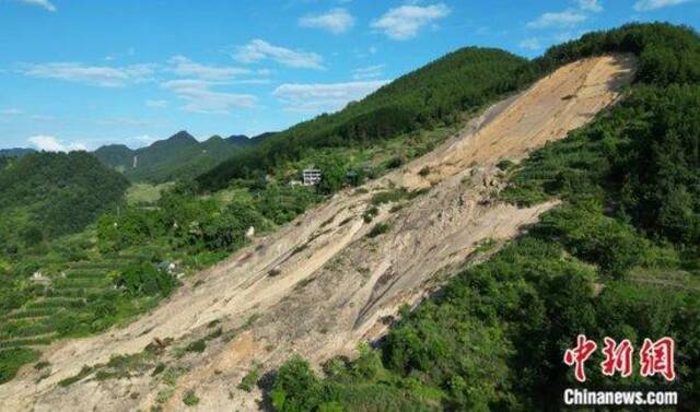 航拍重庆万州长滩镇一村庄山坡发生泥石流灾害后的场景。陈超摄