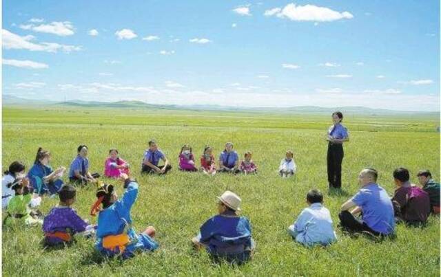 把检察小课堂搬到大草原上,让生态保护理念扎根于孩子们心中。阿萨嘎拉白嘎理摄
