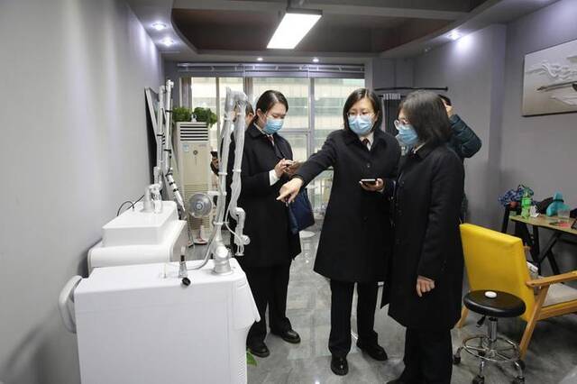 武汉市、江汉区两级检察院公益诉讼干警一起在医疗美容机构进行“回头看”。
