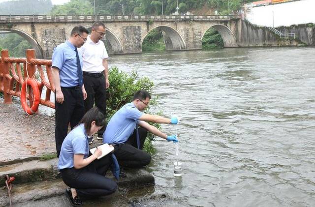 图片新闻丨江西定南：对九曲河的水生态和湿地保护情况进行巡查