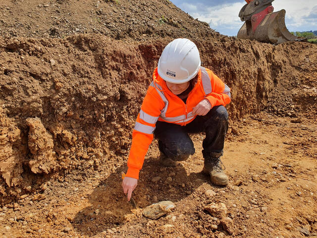 英国肯特郡罕见冰河时期遗址发现巨型石制品