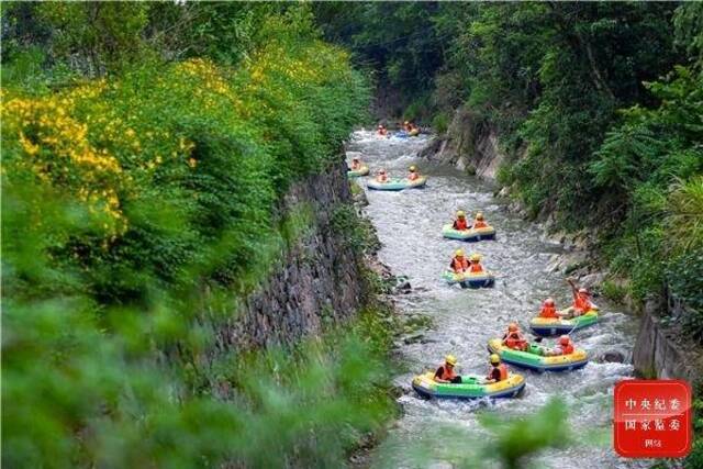 小暑时节，气温持续升高，游客在峡谷河流上漂流戏水，享受夏日里的清凉。(杭州市淳安县纪委监委供杨波摄)