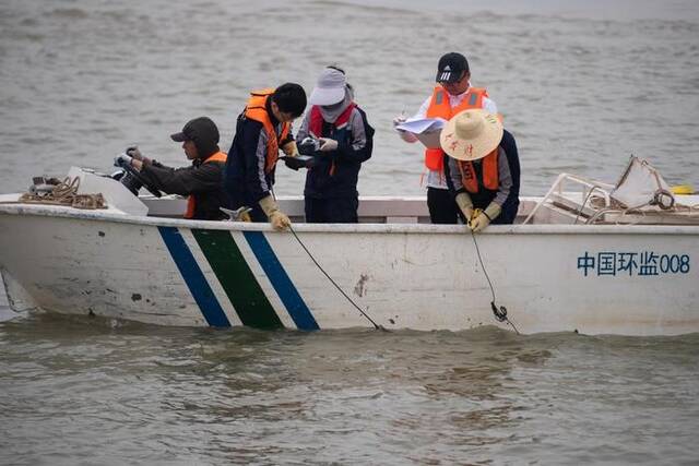 监测人员现场测定水生态环境参数（2023年5月13日摄）。新华社记者肖艺九摄