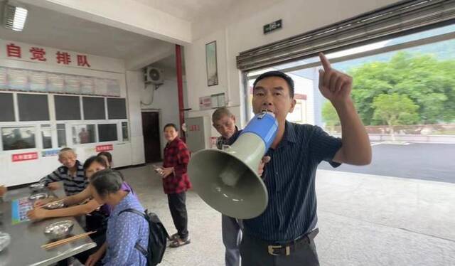 7月6日，重庆市万州区长滩镇长滩社区党支部书记徐文军在安置点为受灾群众讲解相关政策。（重庆三峡融媒体中心供图）