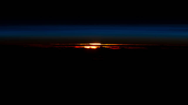 国际空间站拍摄的轨道日落