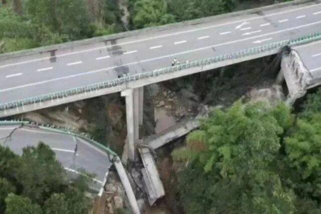 恩广高速四川达万段桥梁垮塌