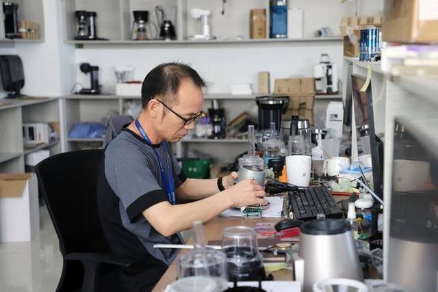 宁波凯迪利电器有限公司研发中心内，一名研发人员正对咖啡机进行功能测试。新华社记者张晓洁摄