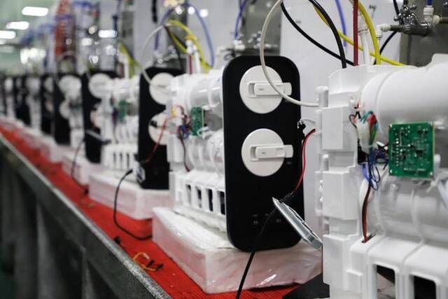 宁波鼎安电器有限公司车间内，净水器可弹出滤芯正在生产。新华社记者张晓洁摄
