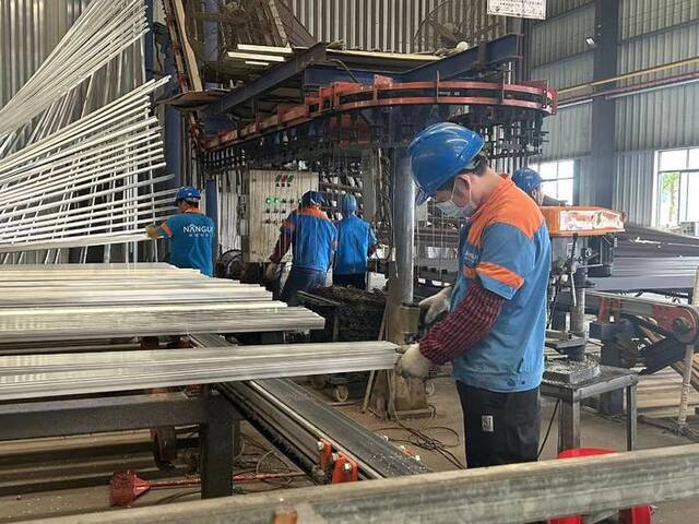 南桂铝业集团的立式喷涂车间里工人正在作业。新华社记者熊翔鹤摄