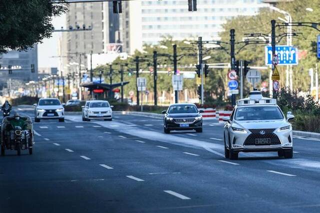 无人驾驶车辆行驶在北京街头。新华社记者彭子洋摄