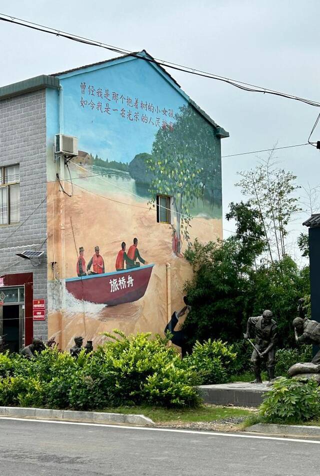 湖北省嘉鱼县簰洲湾镇中堡村里的1998年抗洪场景墙绘。新华社记者熊翔鹤摄