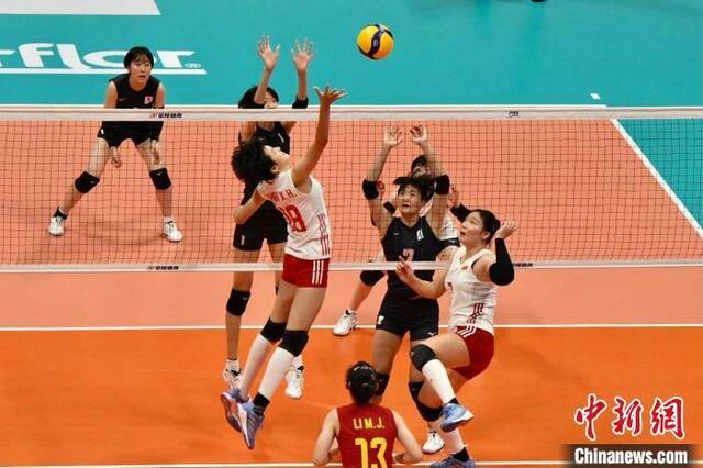 2023年7月8日，第一届亚洲U16女子排球锦标赛决赛中，日本队(蓝)以3:1的比分战胜中国队(白)夺得冠军。郭天奇摄