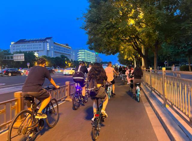 长安街上，普通自行车与公路自行车混行，骑行队伍行驶缓慢。胡子傲摄