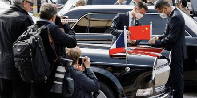 今年4月，法国总统马克龙访华期间，其乘坐的红旗牌轿车被法国记者围观