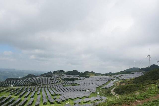 这是7月6日拍摄的贵州金元梅花山农业光伏电站。新华社记者施钱贵摄