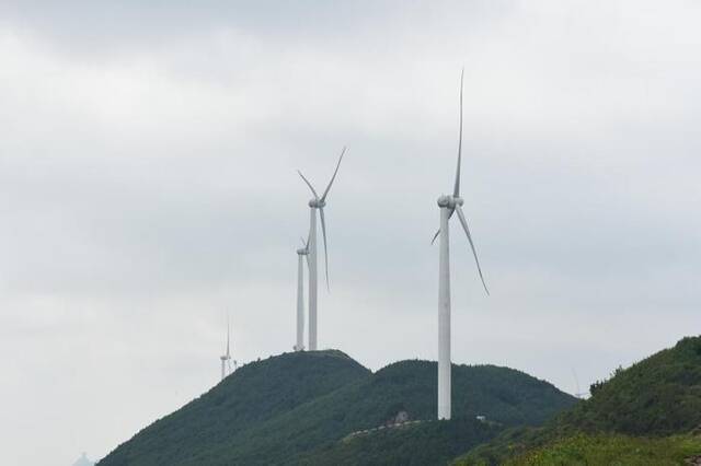 高海拔、常年刮风的梅花山，成为发展风力发电的理想之所。新华社记者施钱贵摄