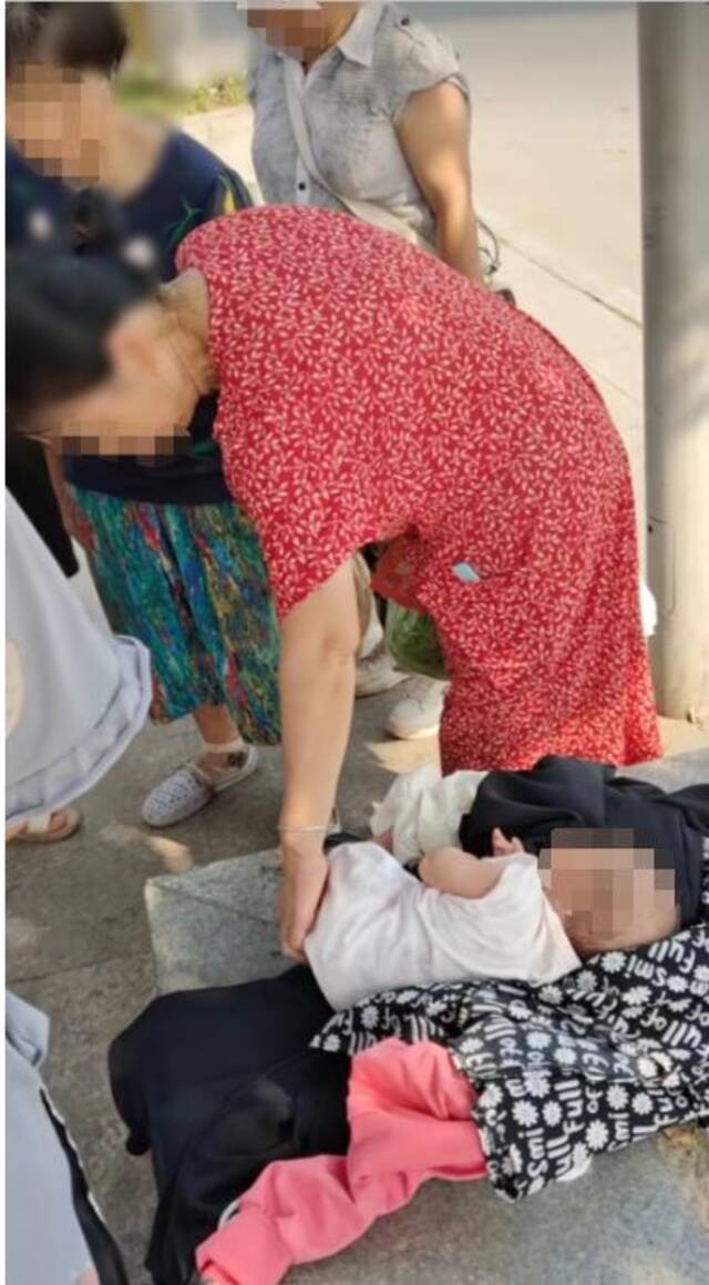 ↑女婴被扔在街头视频截图