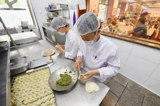 “头伏”当日，惠丰饺子楼的水饺销量有望突破6万个。受访者供图