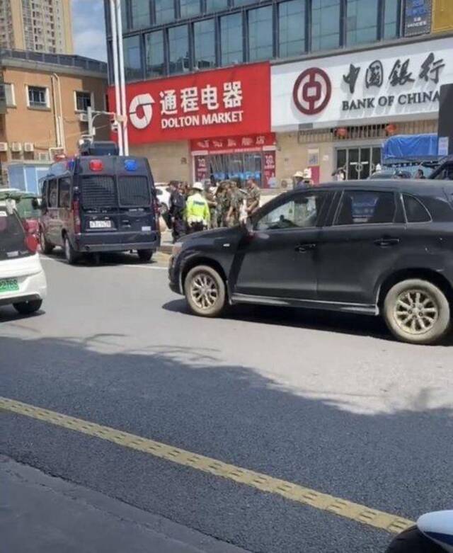 湖南长沙发生银行抢劫案？警方：有人报警自称要抢银行 已被控制