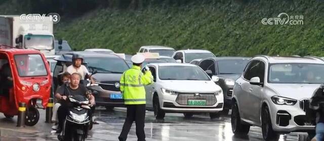 强降雨致道路积水 多部门联合行动护路保畅