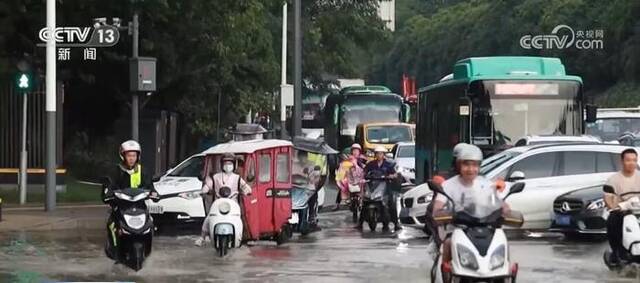 强降雨致道路积水 多部门联合行动护路保畅