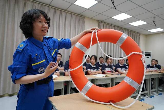 河北邢台蓝天救援队志愿者指导邢台市第八中学学生使用救生圈。新华社记者骆学峰摄