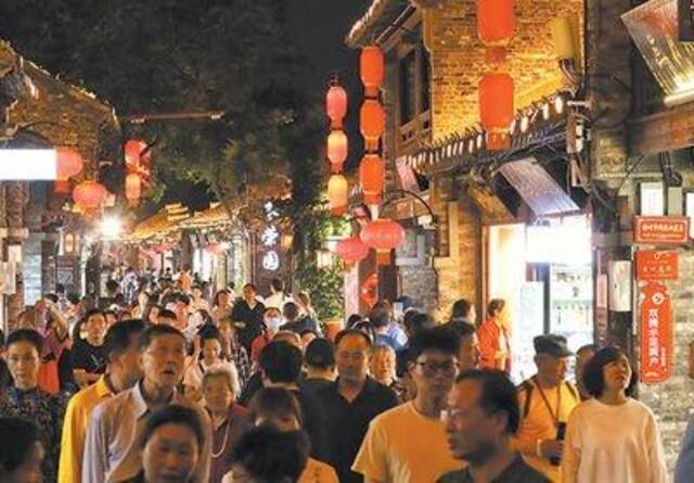江苏扬州市东关街，市民和游客纷纷前来赏美景、享美食。施柏荣摄