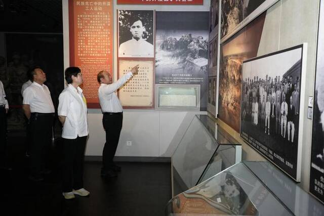 图为党员、干部参观开滦博物馆。