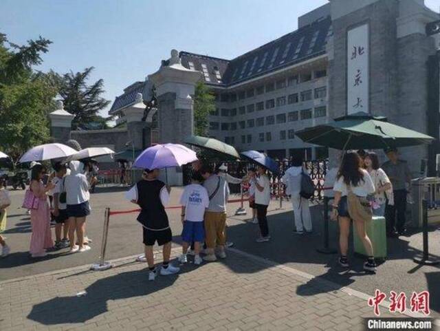 图为北京大学门口。中新网记者宋宇晟摄