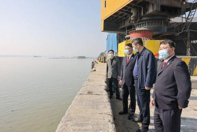 图②:2022年11月,检察官对吴江河流污染整治情况进行回访。