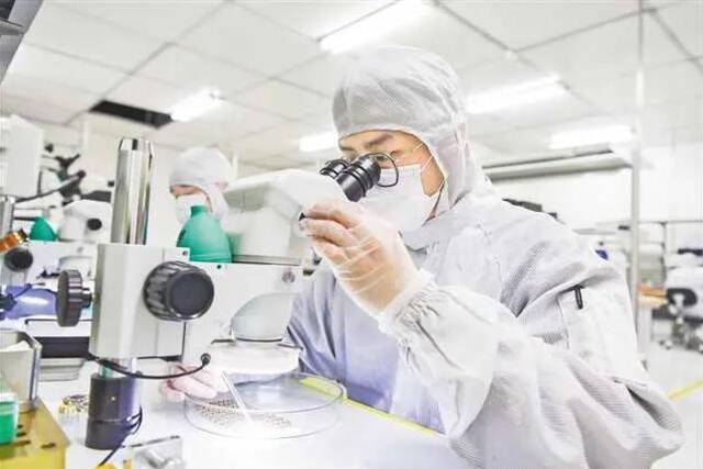 中国电科芯片技术研究院科研人员在科研工作中